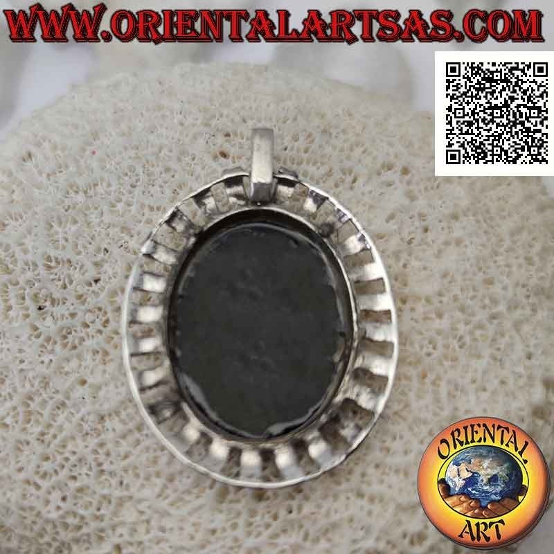 Pendentif en argent avec grand onyx ovale entouré de bandes en argent avec marcassite centrale