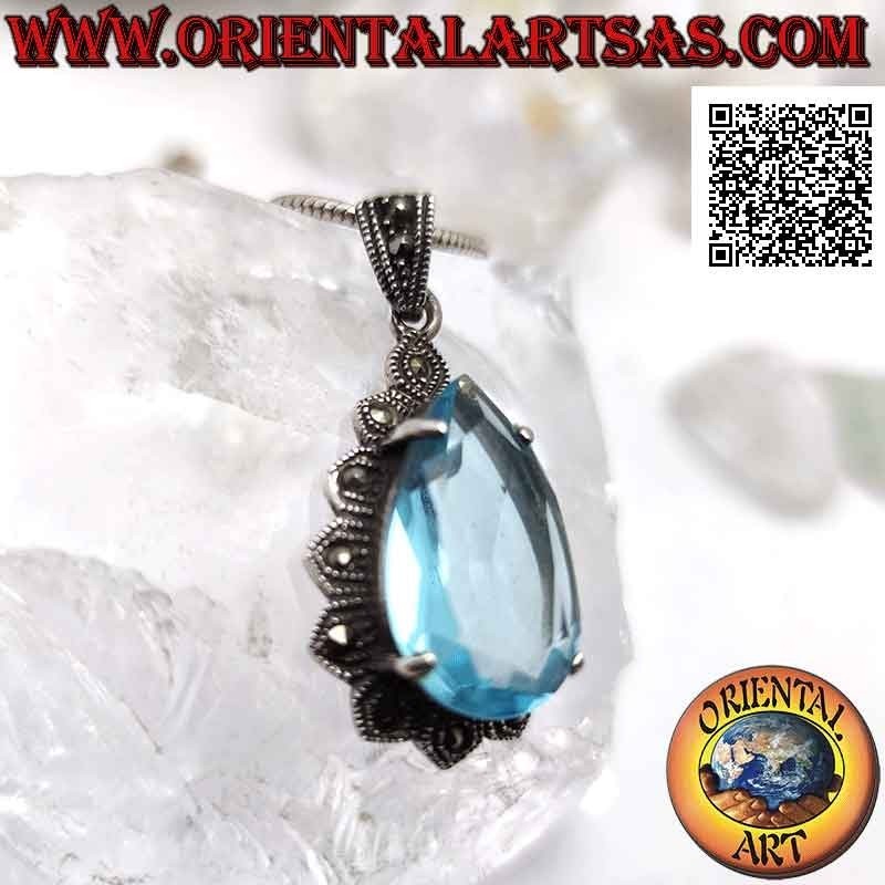 Colgante de plata con gran topacio azul en forma de lágrima engastado en una montura imperial tachonada con marcasita