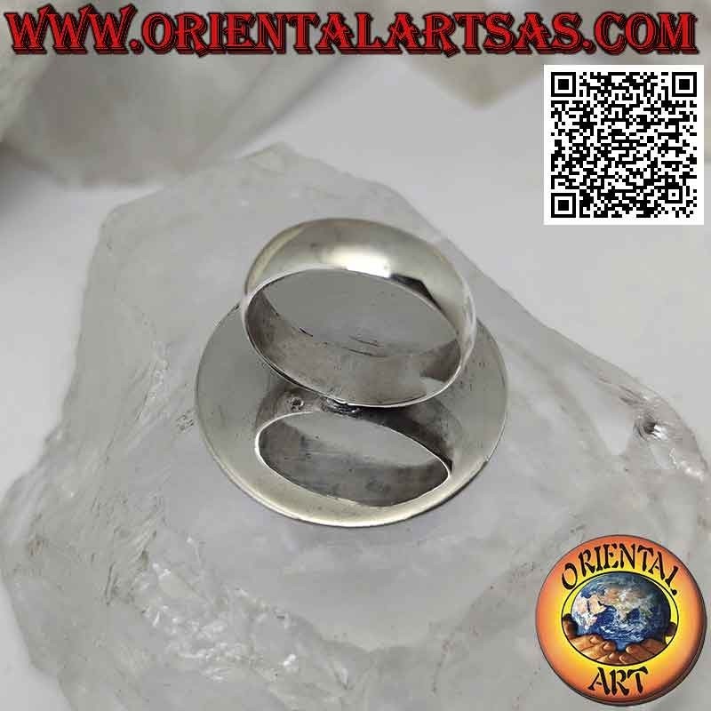 Anillo de plata con estrella de ónix sobre plato grande redondo liso