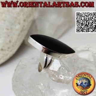 Anillo de plata con ónix elíptico puntiagudo con borde liso (lanzadera)