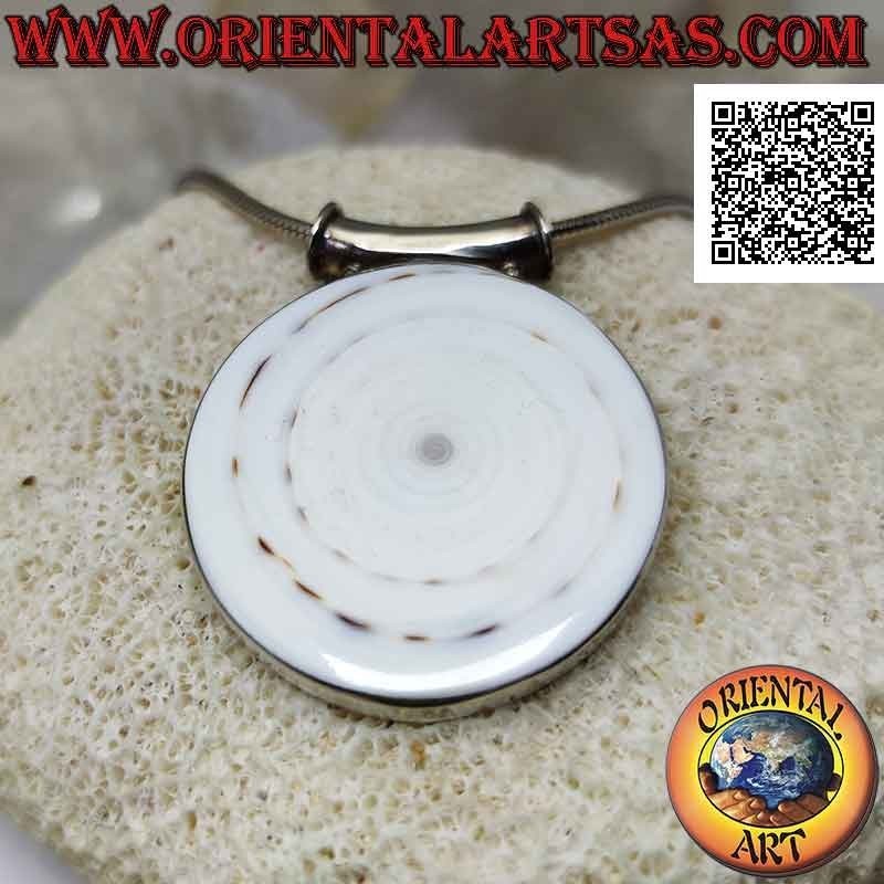 Colgante de plata con gran gasterópodo redondo sobre marco lateral liso y gancho tubular (b)