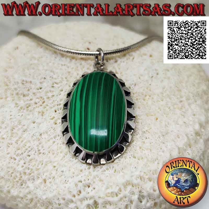 Colgante de plata con gran malaquita ovalada sintética rodeada de segmentos lisos alternos