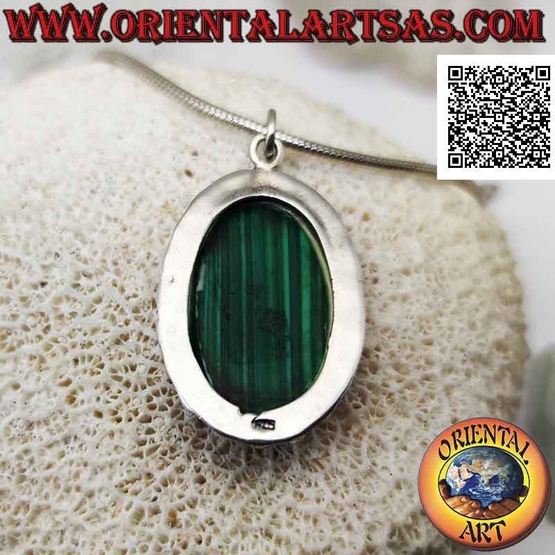 Colgante de plata con gran malaquita ovalada sintética rodeada de segmentos lisos alternos