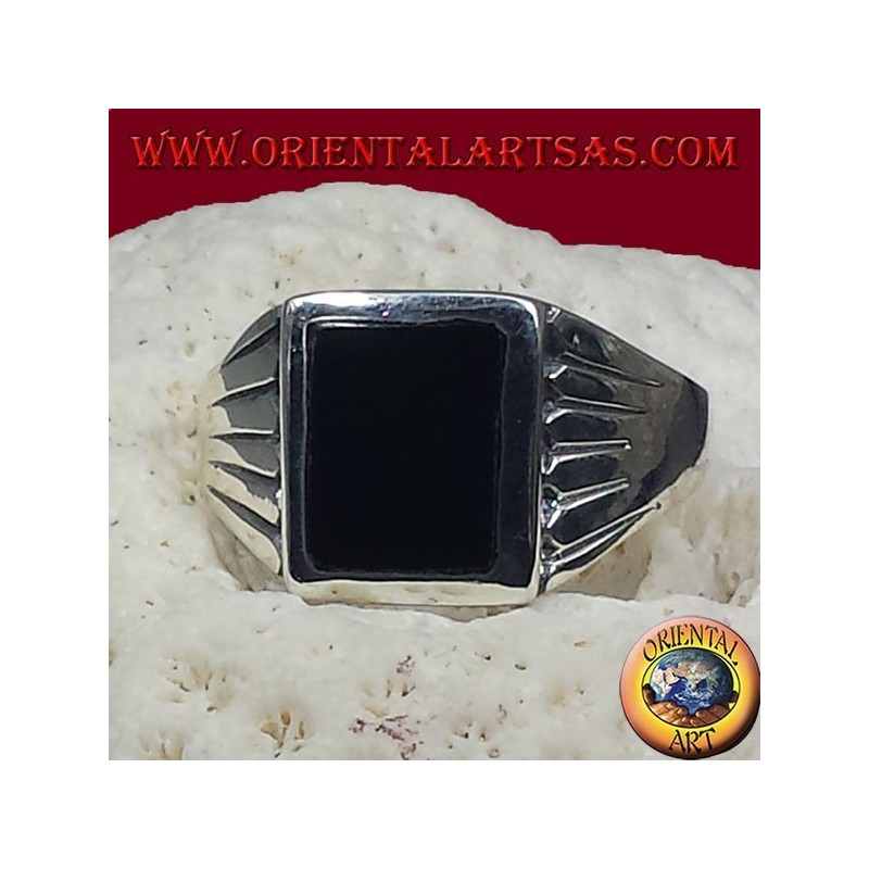 Anillo de plata con líneas talladas, con Onyx rectangulares