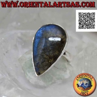 Bague en argent avec une grosse labradorite en forme de gouttelette en forme de cabochon sur un sertissage lisse