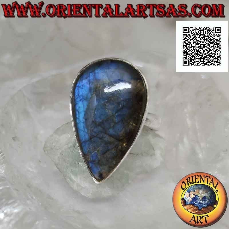 Anillo de plata con una gran gota de labradorita en forma de cabujón en un engaste liso