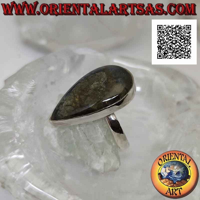 Bague en argent avec une grosse labradorite en forme de gouttelette en forme de cabochon sur un sertissage lisse
