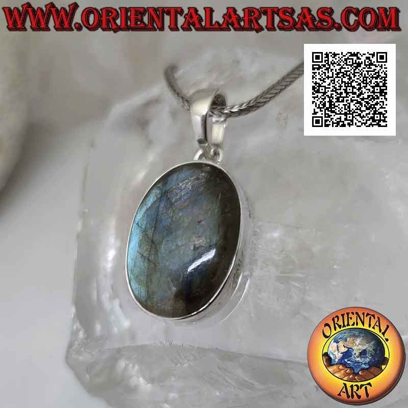 Colgante de plata con un gran cabujón ovalado de labradorita en engaste liso