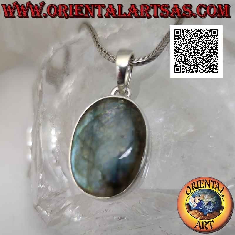Pendentif en argent avec un gros cabochon ovale en labradorite sur monture lisse