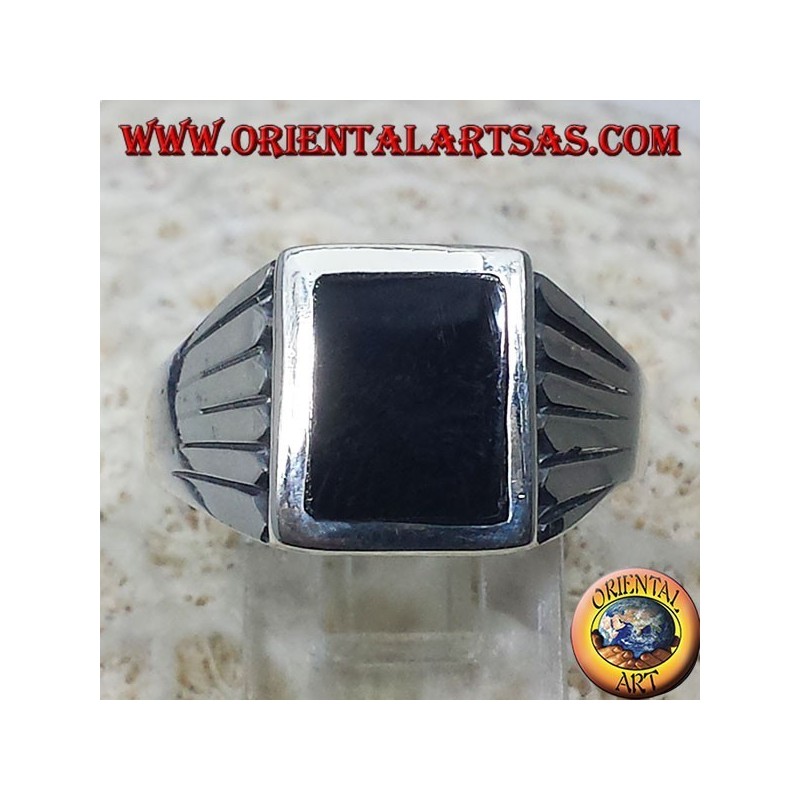 Bague en argent avec des lignes sculptées, avec Onyx rectangulaire