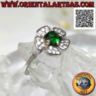 Ring aus silberner "Waldbeere"-Blume mit einem runden synthetischen Smaragd und Zirkon-Blütenblättern