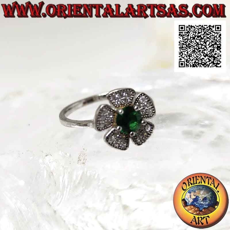 Anillo de plata flor "fresa salvaje" con una esmeralda sintética redonda y pétalos de zirconias