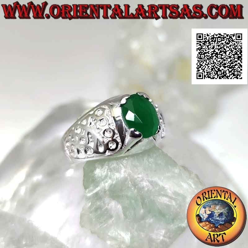 Bague en argent sertie d'émeraudes ovales naturelles et décoration florale en bas-relief sur les côtés