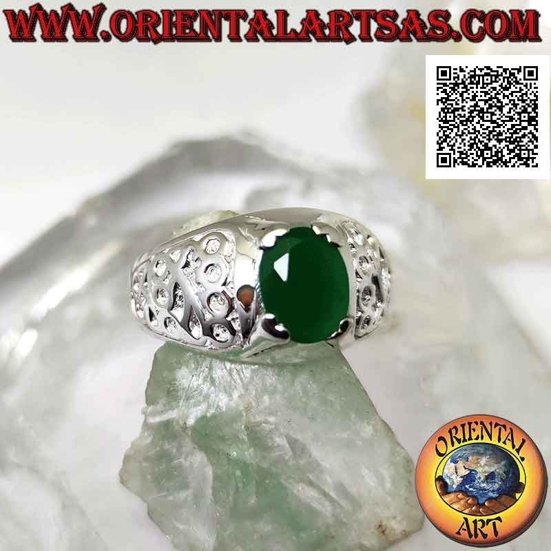 Anello in argento con smeraldo naturale ovale incastonato e decoro floreale in bassorilievo sui lati