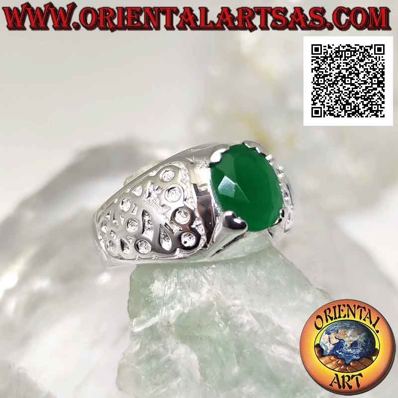 Bague en argent sertie d'émeraudes ovales naturelles et décoration florale en bas-relief sur les côtés