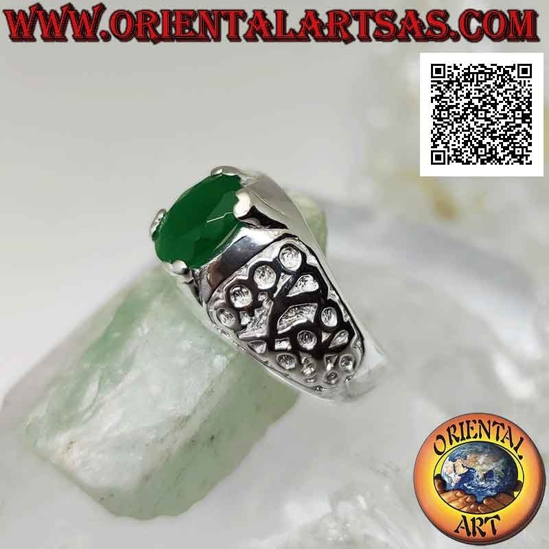 Silver ring with natural oval emerald set and floral decoration in bas-relief on the sides