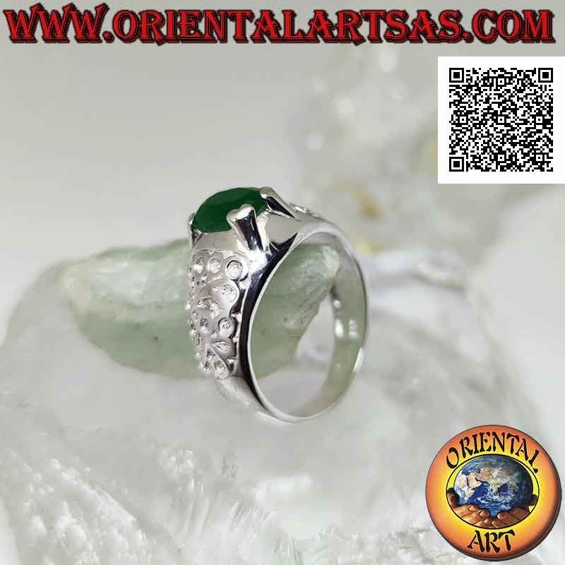 Anello in argento con smeraldo naturale ovale incastonato e decoro floreale in bassorilievo sui lati