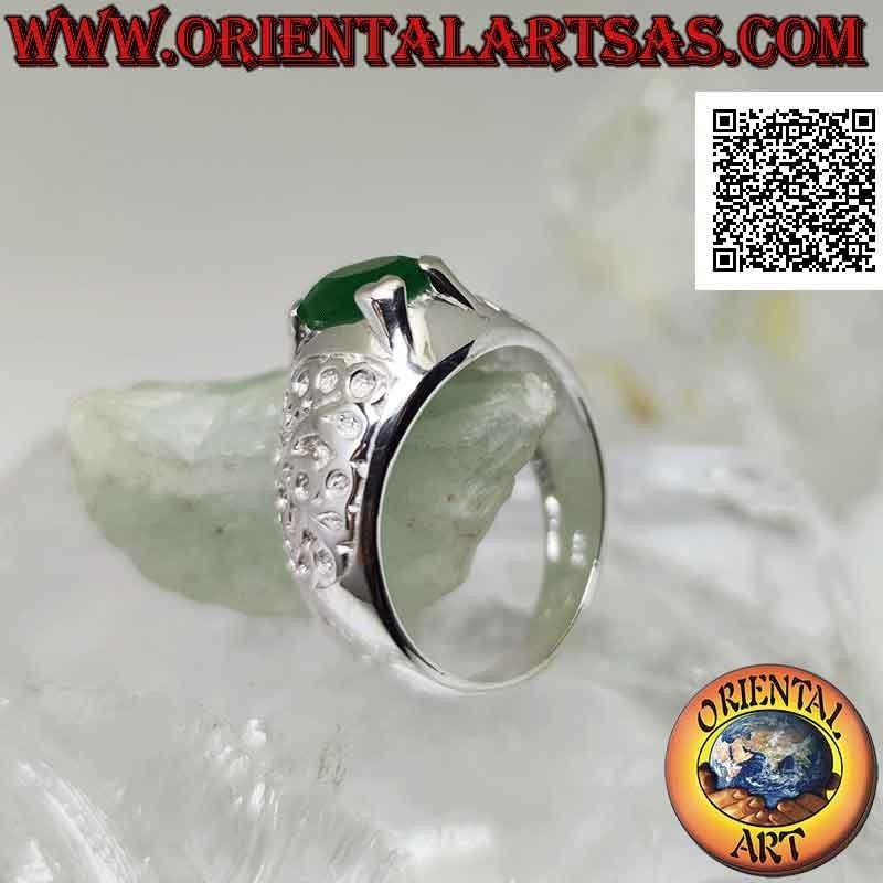 Anello in argento con smeraldo naturale ovale incastonato e decoro floreale in bassorilievo sui lati