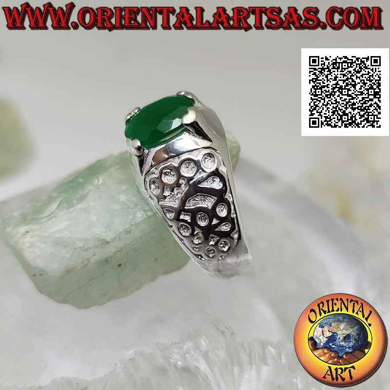Anello in argento con smeraldo naturale ovale incastonato e decoro floreale in bassorilievo sui lati