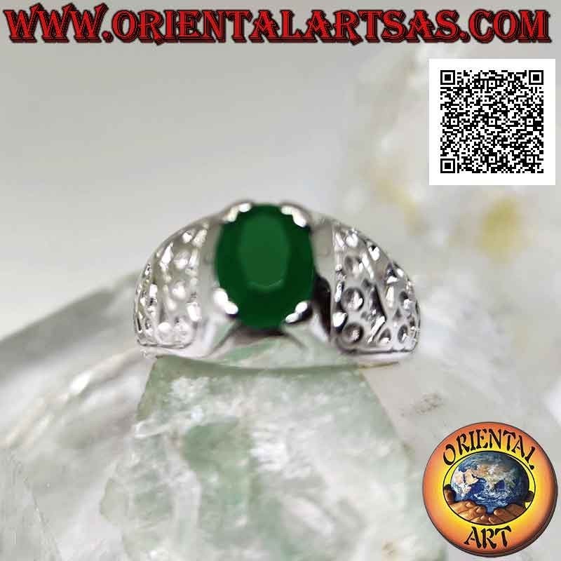 Anillo de plata con esmeralda natural ovalada engastada y decoración floral en bajorrelieve en los laterales