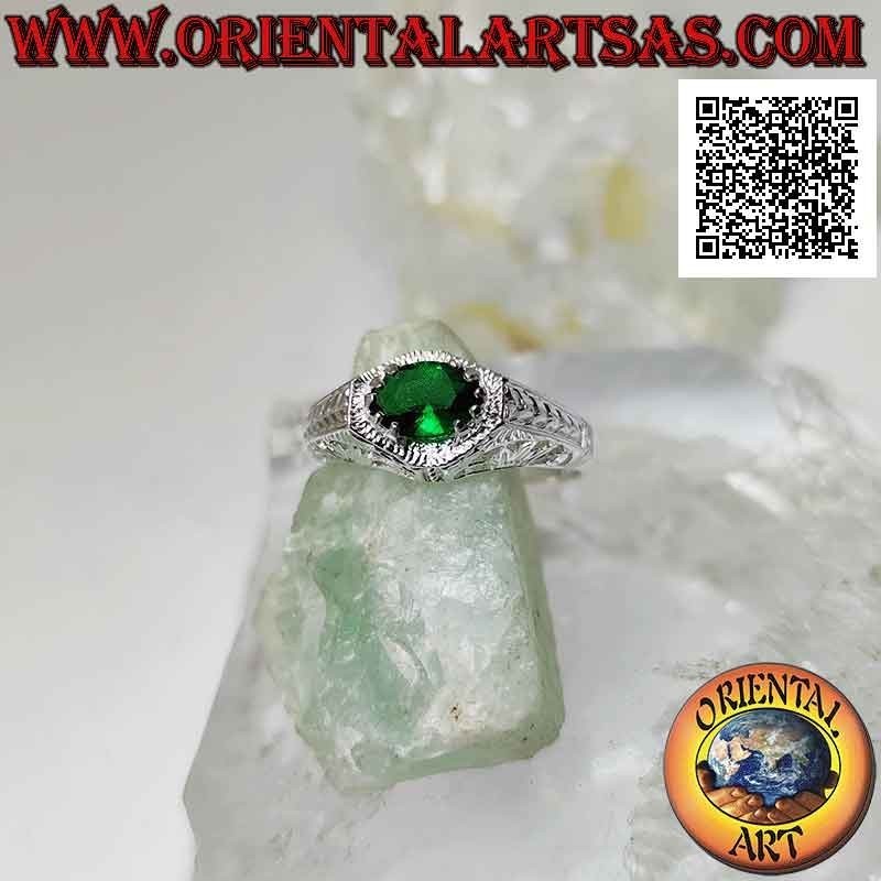 Anello in argento con smeraldo di sintesi ovale orizzontale incastonato su montatura barocca traforata