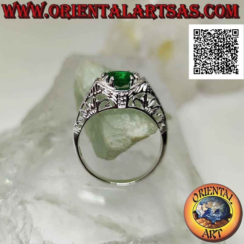 Bague en argent avec émeraude synthétique ovale horizontale sertie dans une monture baroque perforée