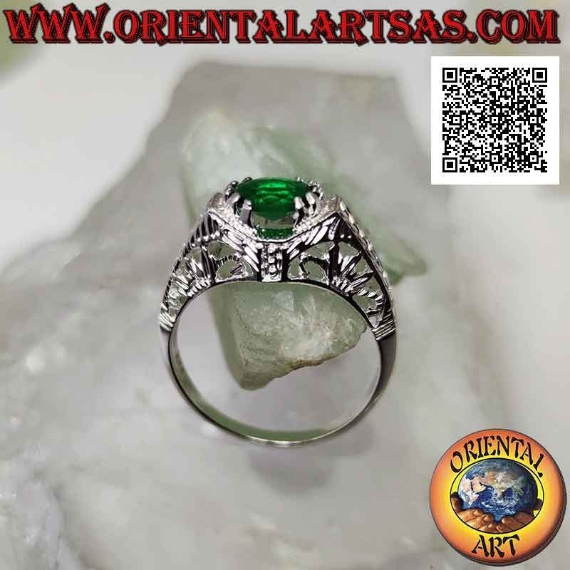 Bague en argent avec émeraude synthétique ovale horizontale sertie dans une monture baroque perforée