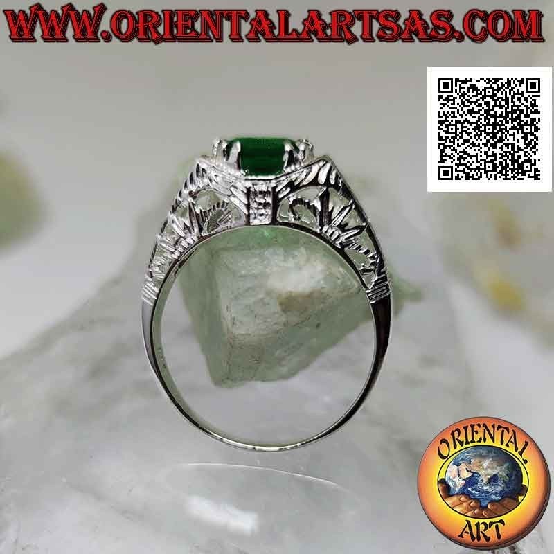 Anillo de plata con esmeralda sintética ovalada horizontal engastada en un engaste barroco perforado