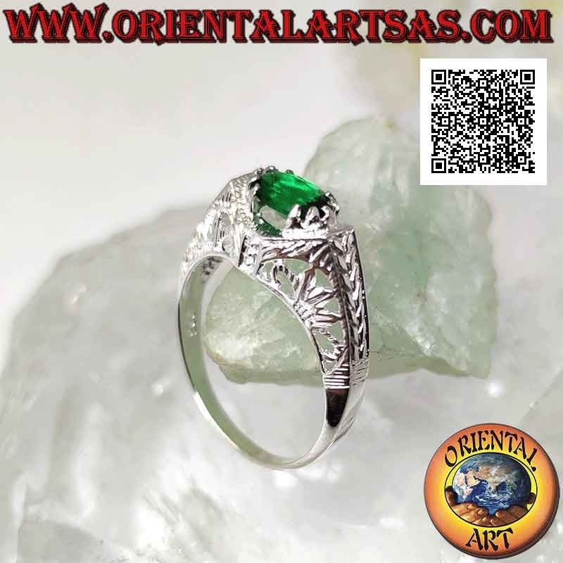 Anello in argento con smeraldo di sintesi ovale orizzontale incastonato su montatura barocca traforata
