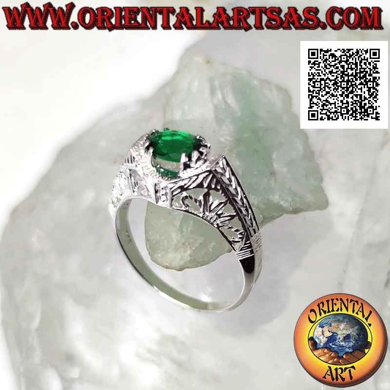Bague en argent avec émeraude synthétique ovale horizontale sertie dans une monture baroque perforée