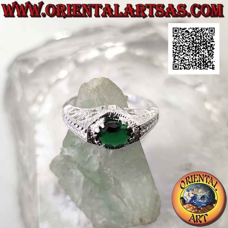 Anello in argento con smeraldo di sintesi ovale orizzontale incastonato su montatura barocca traforata