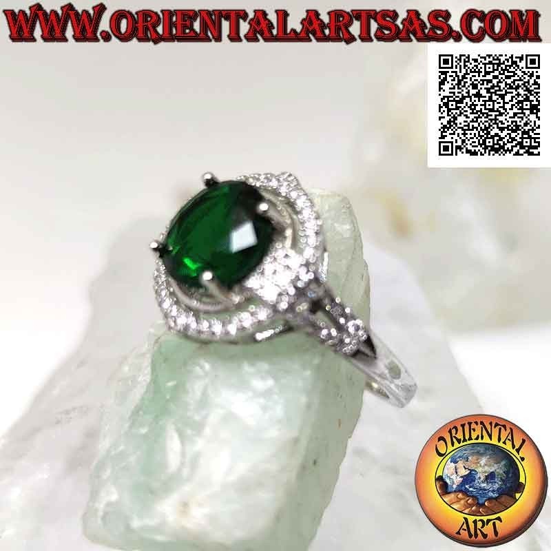Anillo de plata con esmeralda sintética redonda engastada rodeada de circonitas con relieve en los puntos cardinales