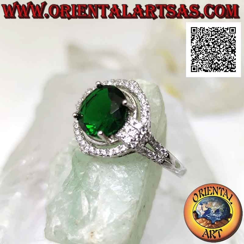 Anillo de plata con esmeralda sintética redonda engastada rodeada de circonitas con relieve en los puntos cardinales