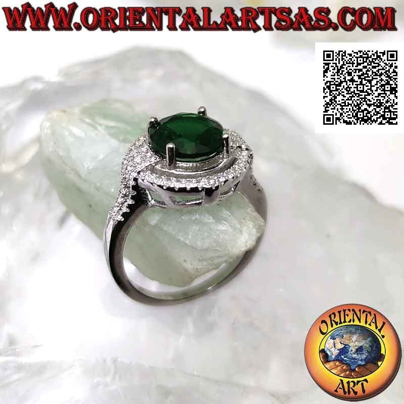 Anello in argento con smeraldo di sintesi tondo incastonato contornato da zirconi con rilievo sui punti cardinali