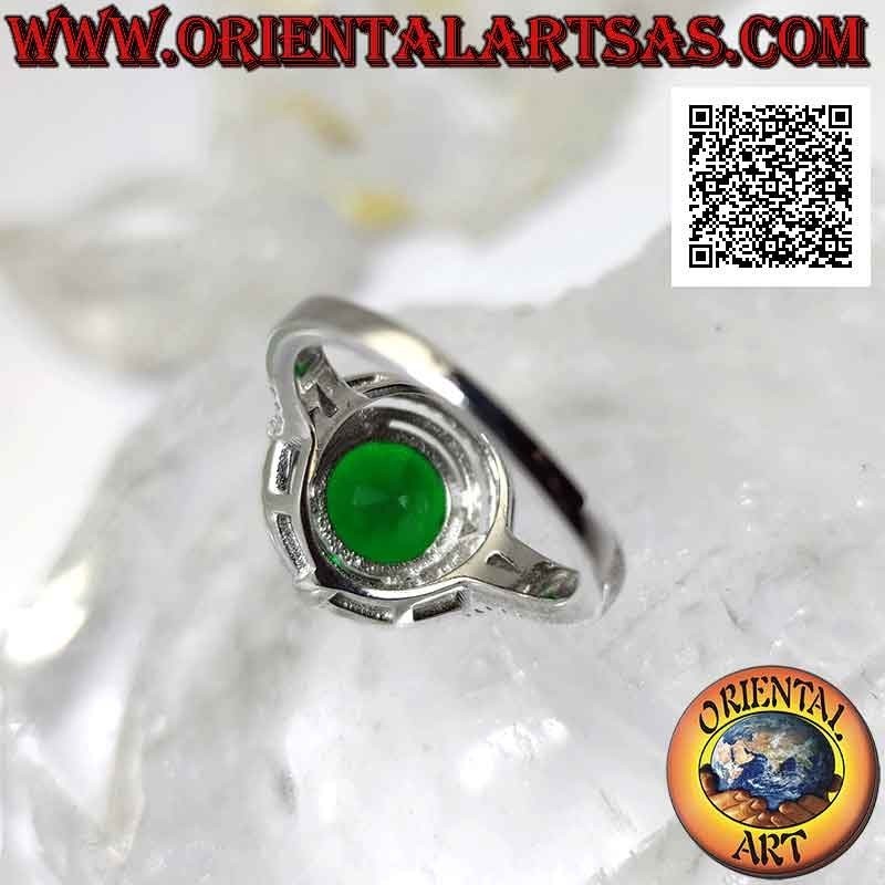 Anillo de plata con esmeralda sintética redonda engastada rodeada de circonitas con relieve en los puntos cardinales