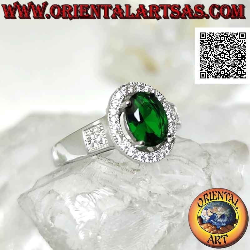 Anillo de plata con esmeralda sintética ovalada engastada rodeada de circonitas y cuadrada en los laterales