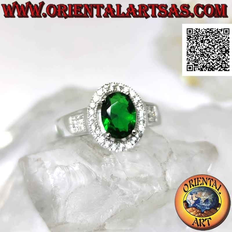 Anillo de plata con esmeralda sintética ovalada engastada rodeada de circonitas y cuadrada en los laterales