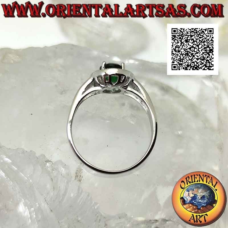 Bague en argent avec émeraude synthétique ovale sertie entourée de zircons et carrée sur les côtés