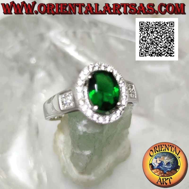 Anello in argento con smeraldo di sintesi ovale incastonato contornato da zirconi e quadrato sui lati
