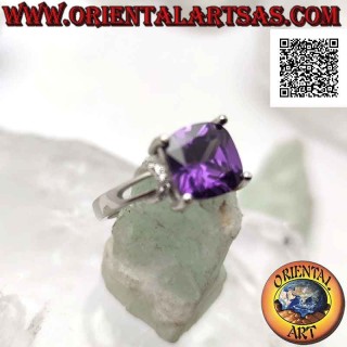 Silberring mit quadratischem synthetischem Amethyst besetzt und Zirkonring an den Seiten