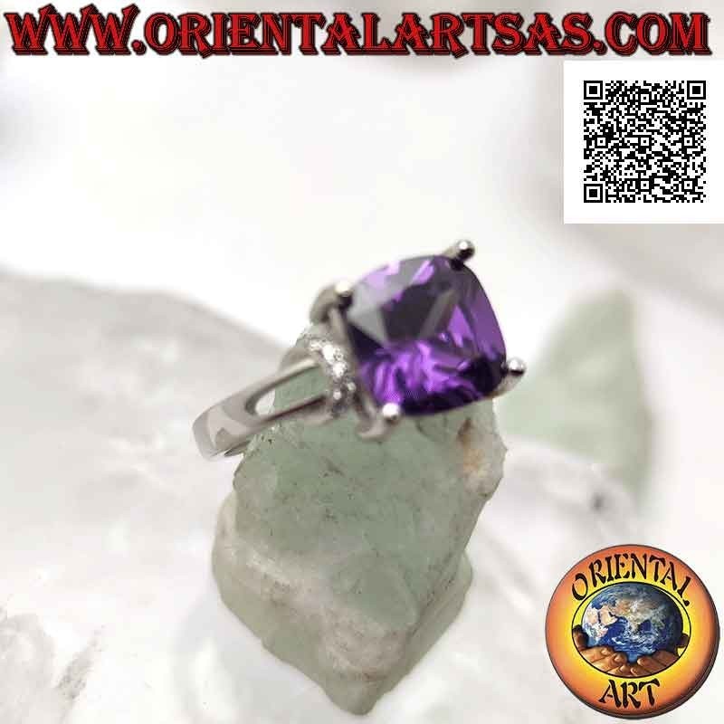 Anello in argento con ametista di sintesi quadrata incastonata e anello di zirconi sui lati