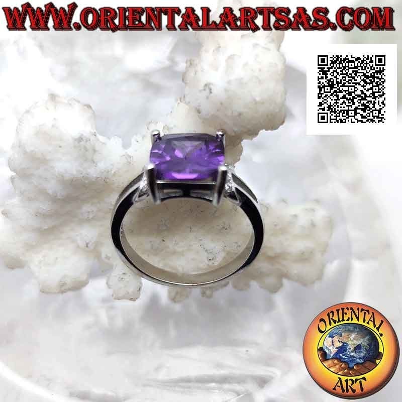 Anillo de plata con amatista sintética cuadrada engastada y aro de circonitas en los laterales