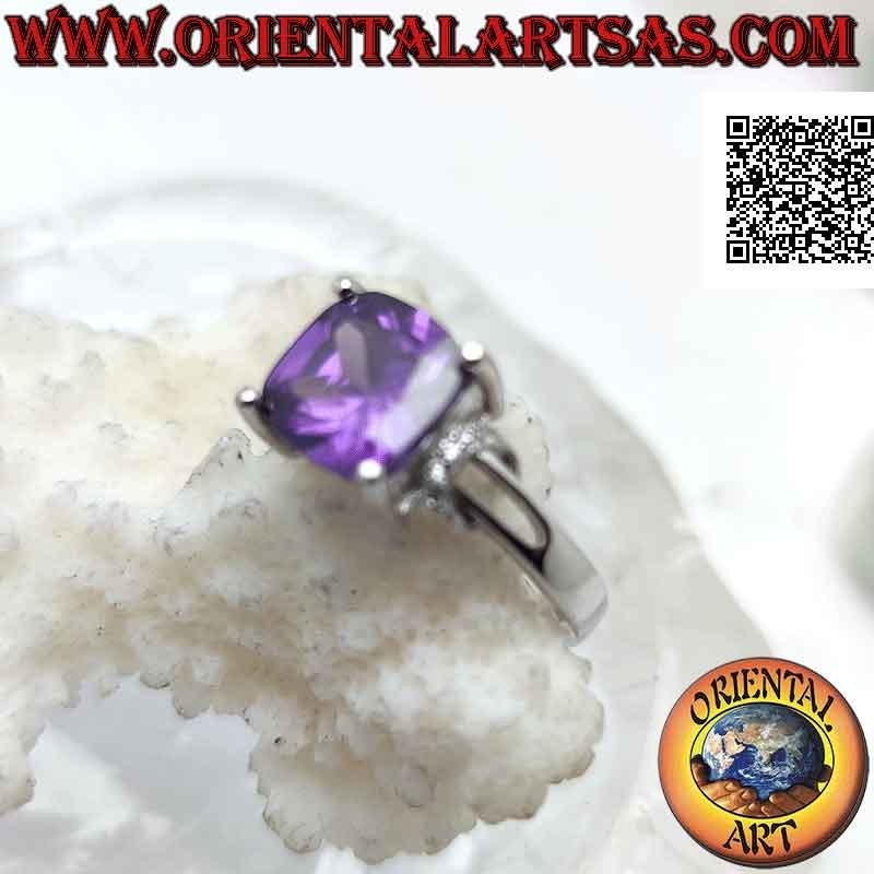 Silberring mit quadratischem synthetischem Amethyst besetzt und Zirkonring an den Seiten