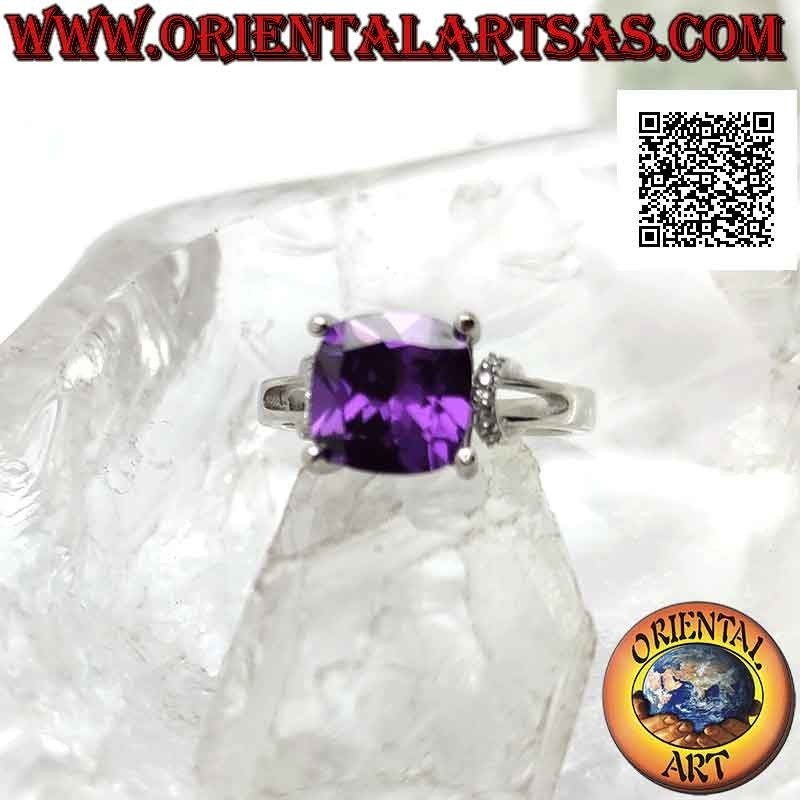 Anillo de plata con amatista sintética cuadrada engastada y aro de circonitas en los laterales
