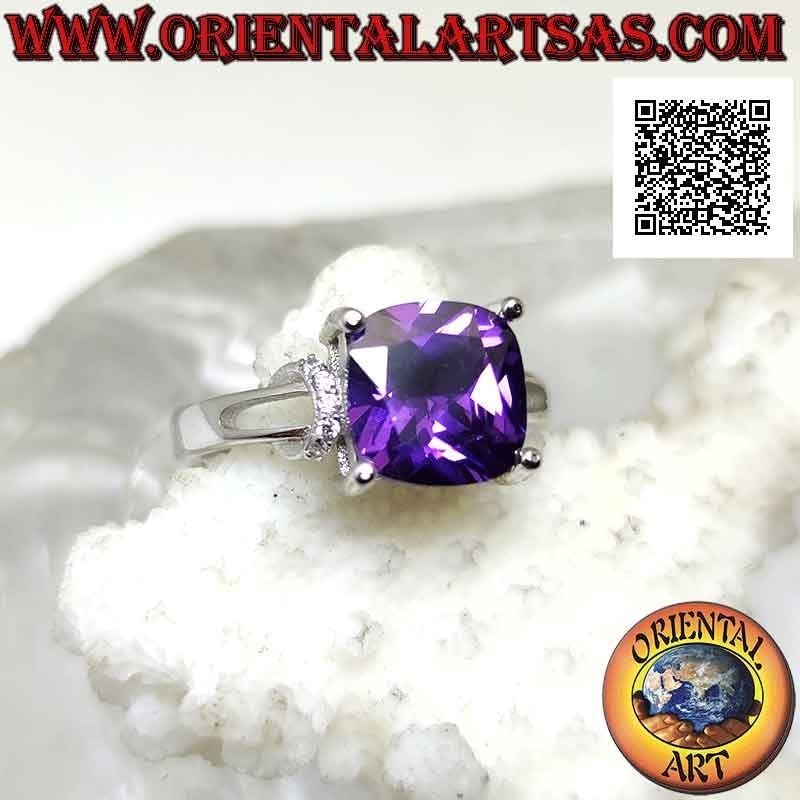 Anillo de plata con amatista sintética cuadrada engastada y aro de circonitas en los laterales