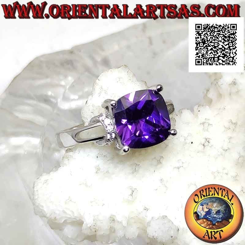 Silberring mit quadratischem synthetischem Amethyst besetzt und Zirkonring an den Seiten