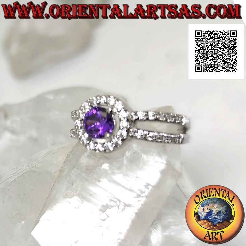 Anello in argento con ametista naturale tonda incastonata contornata da xirconi e agganciata a due