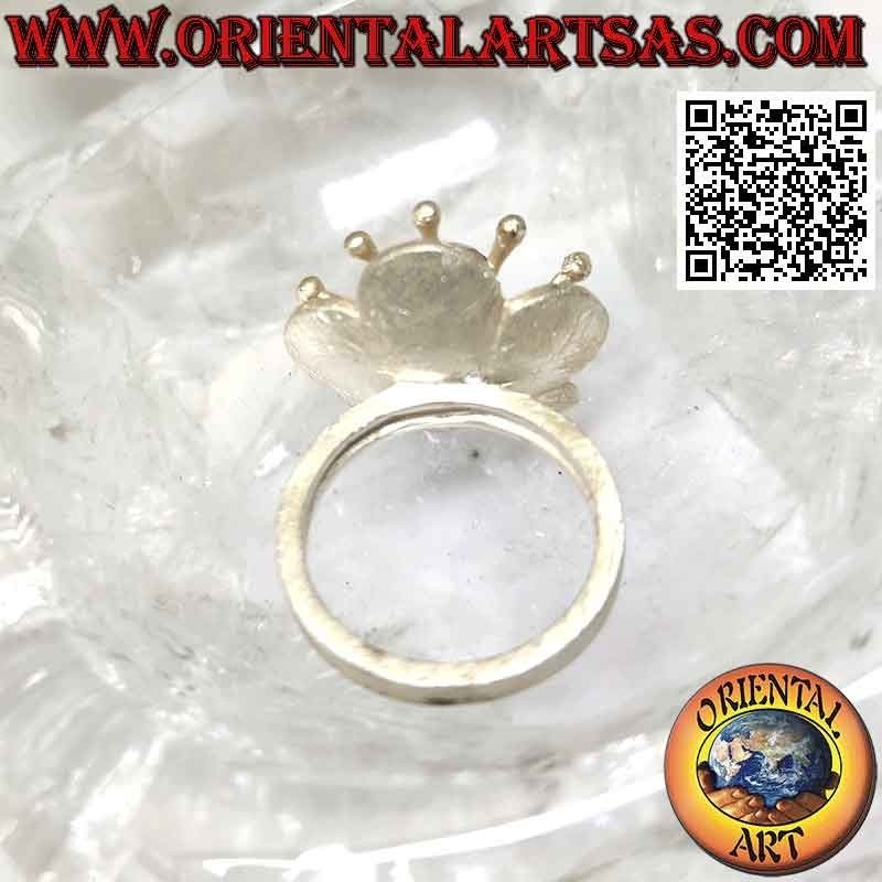Anello in argento satinato a forma di fiore con anemone di mare e zircone centrale