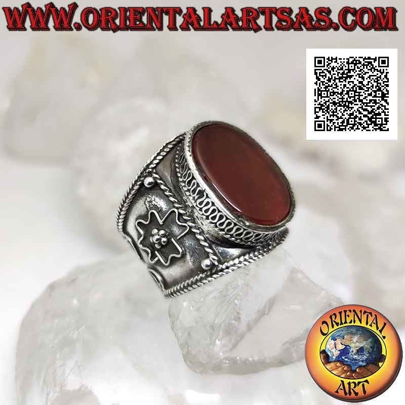 Anillo de plata de banda ancha con cornalina ovalada grande y decoración de filigrana étnica hecha a mano