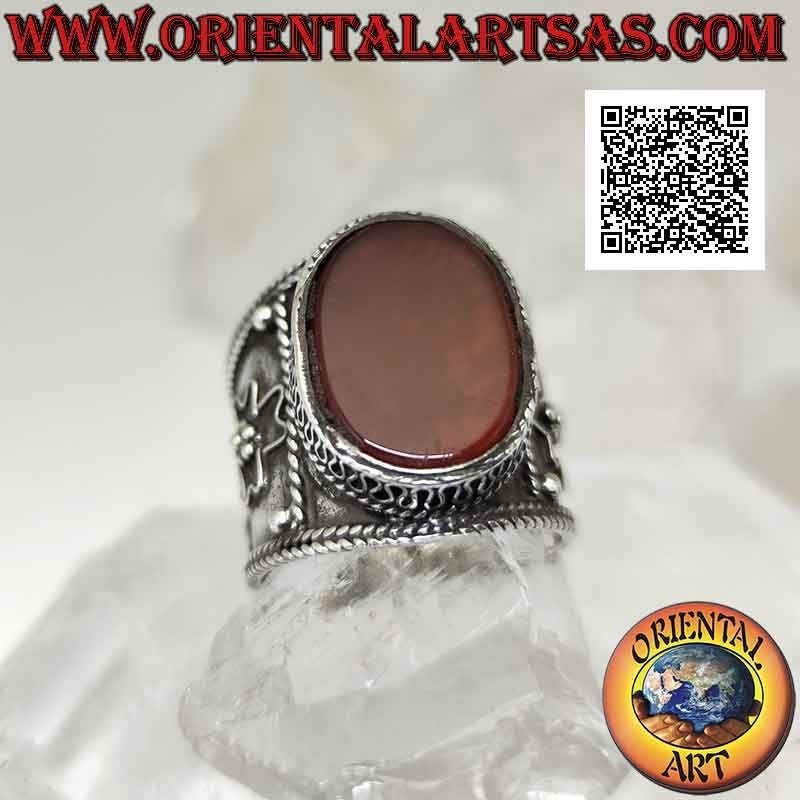 Anello in argento a fascia larga con corniola ovale grande e decorazione etnica a filigrana fatta a mano